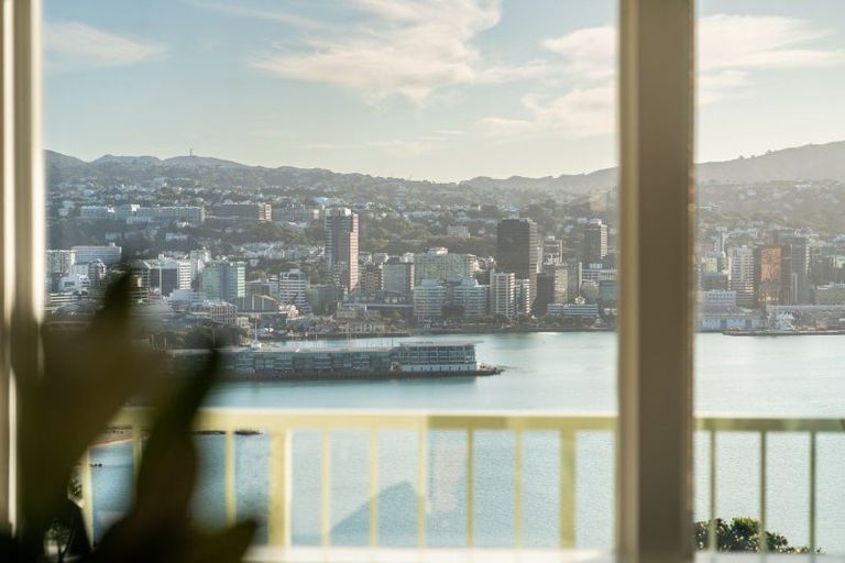 Photo of property in 37 The Crescent, Roseneath, Wellington, 6011