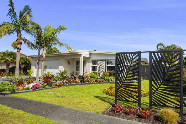 Photo of property in 18 Resolution Place, One Tree Point, 0118