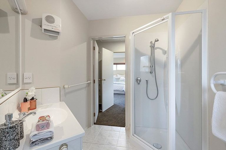 Photo of property in 2/23 Wairau Road, Forrest Hill, Auckland, 0627