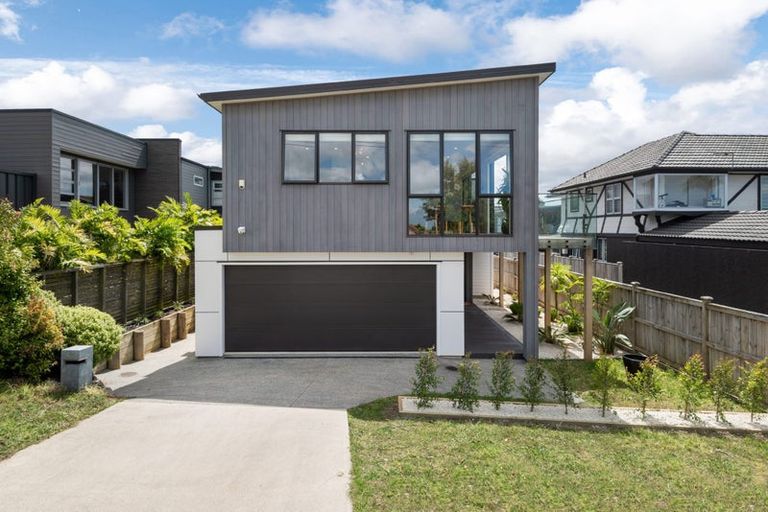 Photo of property in 43 Knights Road, Rothesay Bay, Auckland, 0630