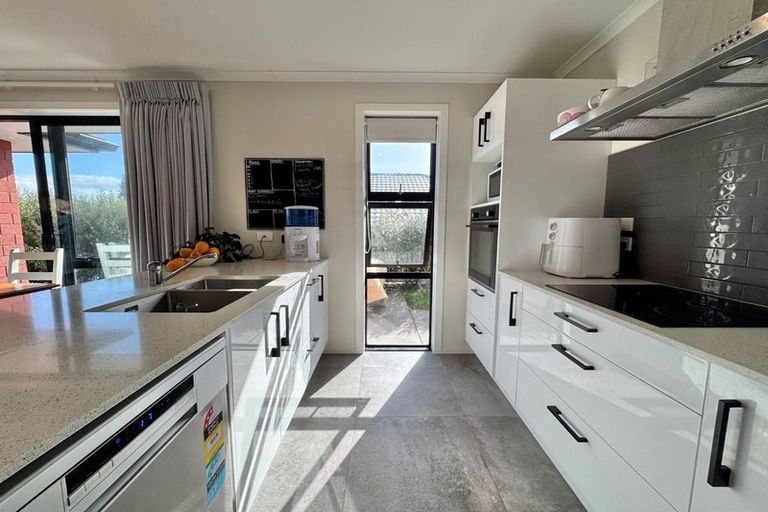 Photo of property in 6 Ratahi Way, Omokoroa, 3114