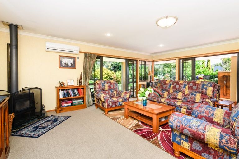 Photo of property in 11 La Lena Grove, Fitzherbert, Palmerston North, 4410
