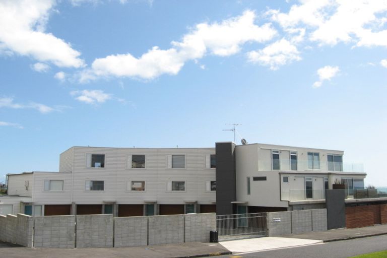 Photo of property in Weekeston Apartments, 2 Nobs Line, Strandon, New Plymouth, 4312