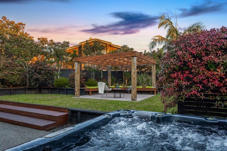 Photo of property in 17 Glen Bay Close, Pinehill, Auckland, 0632