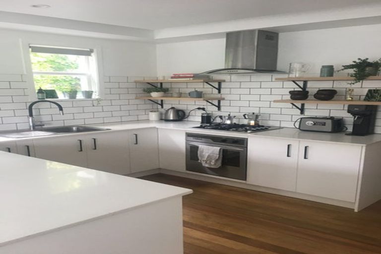 Photo of property in 17 Fairmount Road, Titirangi, Auckland, 0604