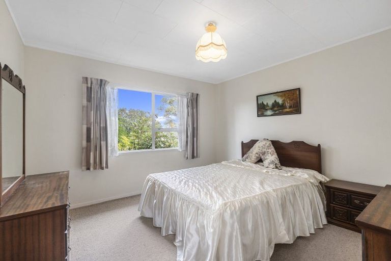 Photo of property in 1 Denver Avenue, Sunnyvale, Auckland, 0612