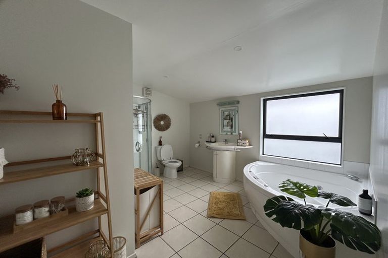 Photo of property in 39 Meadowcroft Grove, Johnsonville, Wellington, 6037