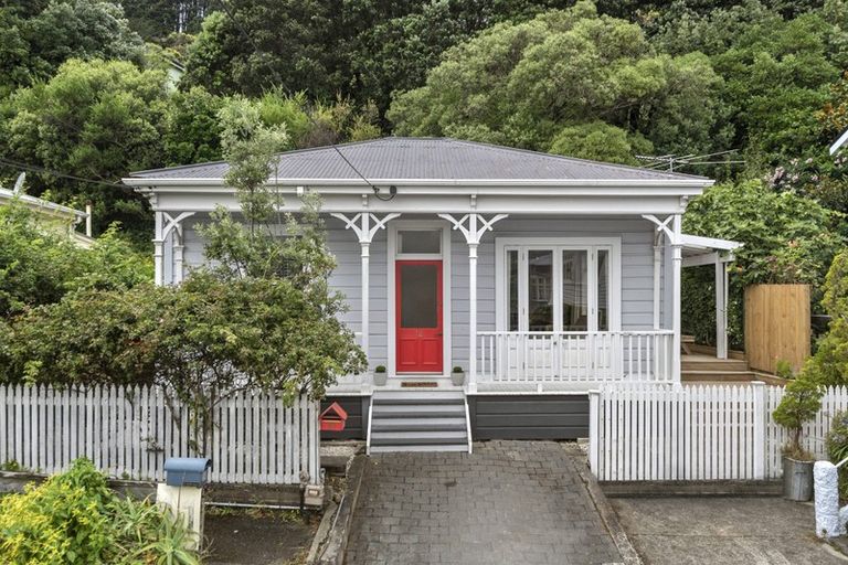 Photo of property in 12 Rixon Grove, Mount Victoria, Wellington, 6011