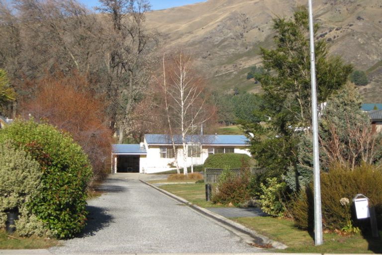 Photo of property in 8 Larch Place, Wanaka, 9305