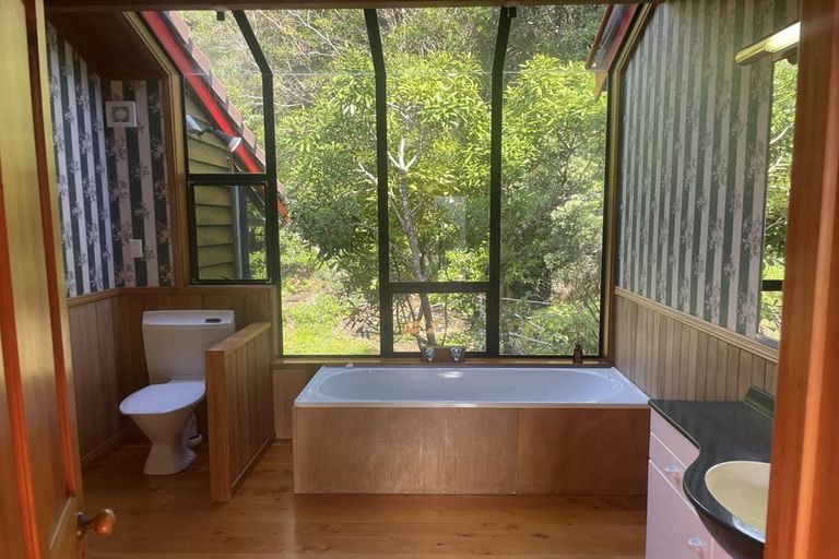 Photo of property in 18 Rayner Road, Piha, New Lynn, 0772