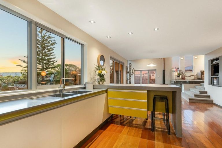 Photo of property in 21 Paekakariki Hill Road, Pauatahanui, Porirua, 5381