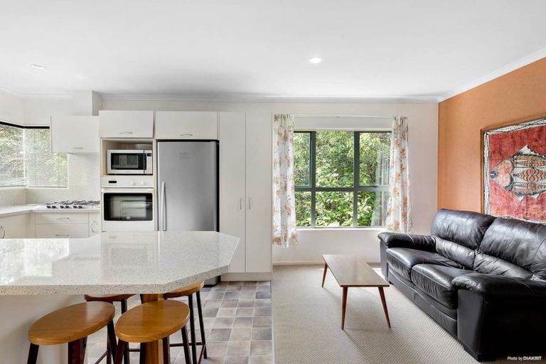 Photo of property in 15 Ryehill Close, New Lynn, Auckland, 0600