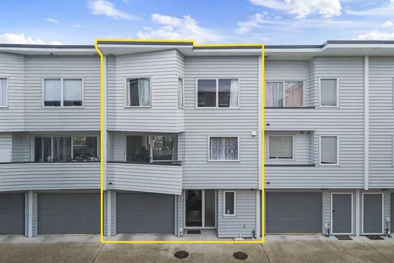 Photo of property in 14/6 Islington Avenue, New Lynn, Auckland, 0600