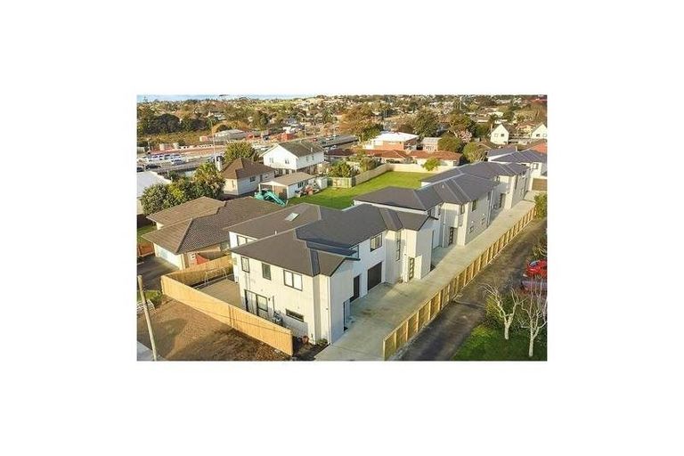 Photo of property in 13 Churchill Road, Murrays Bay, Auckland, 0630