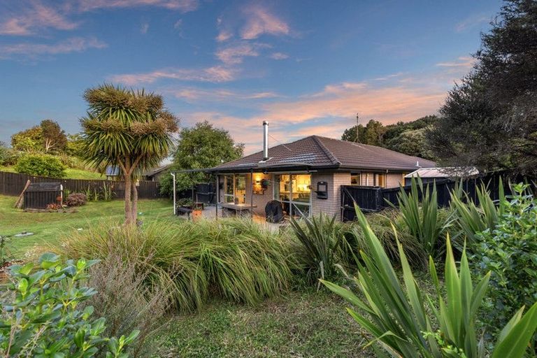 Photo of property in 16 Gavinike Place, Waimauku, 0812