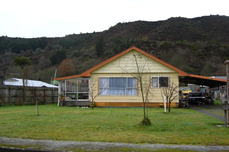 Photo of property in 11 Walsh Street, Reefton, 7830
