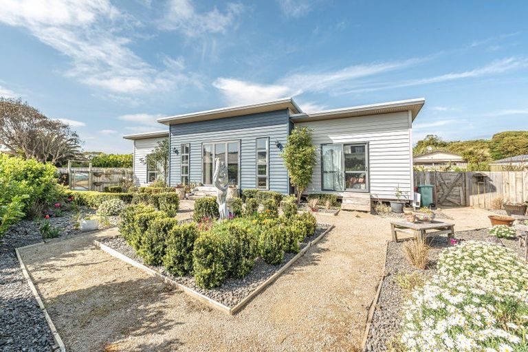 Photo of property in 14 Golf Vue Place, Castlecliff, Whanganui, 4501