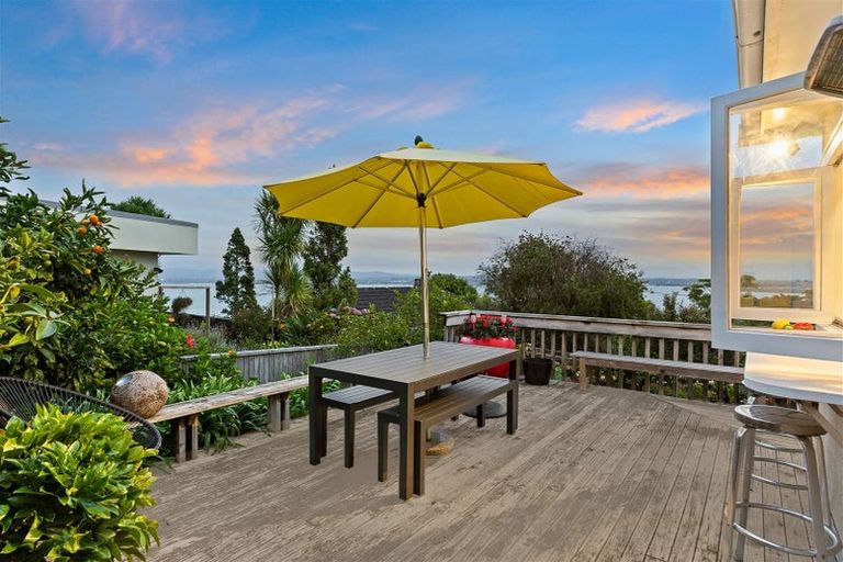 Photo of property in 1/94 Island Bay Road, Beach Haven, Auckland, 0626
