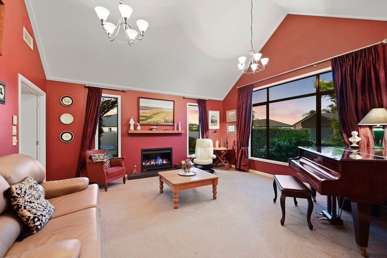 Photo of property in 2 Sovereign Place, Rototuna North, Hamilton, 3210