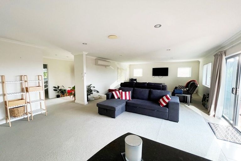 Photo of property in 6 Mcwhirters Farm Lane, Massey, Auckland, 0614