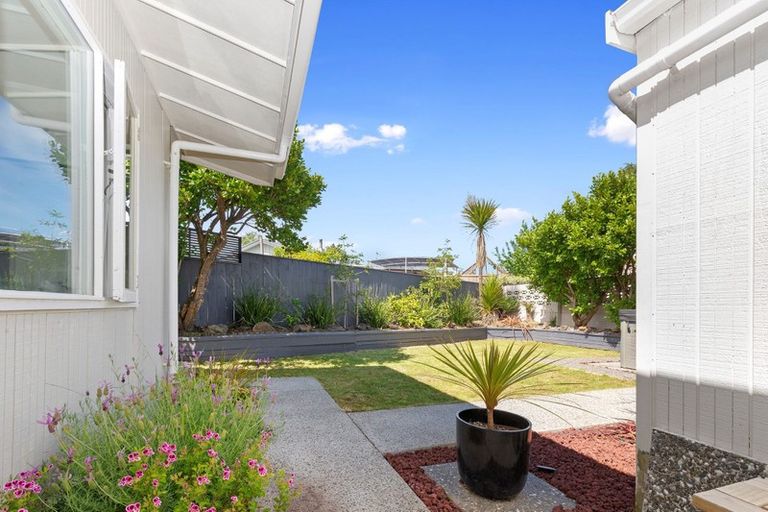 Photo of property in 97 Tiroroa Avenue, Te Atatu South, Auckland, 0610