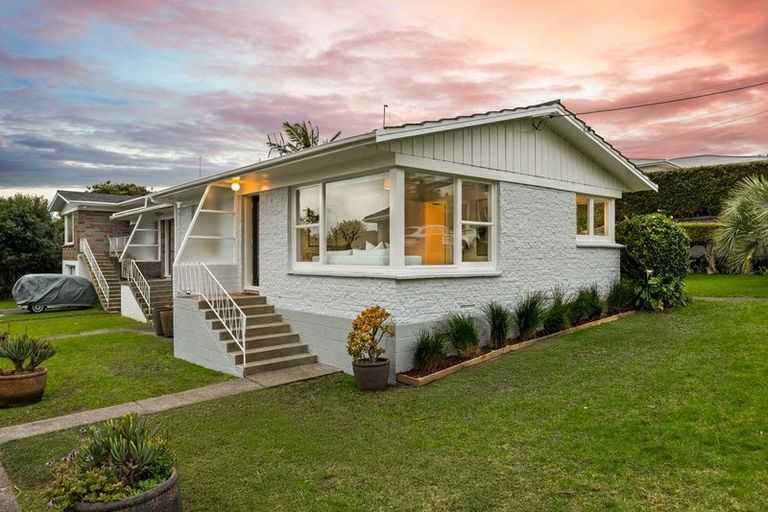 Photo of property in 1/14 Westwell Road, Belmont, Auckland, 0622