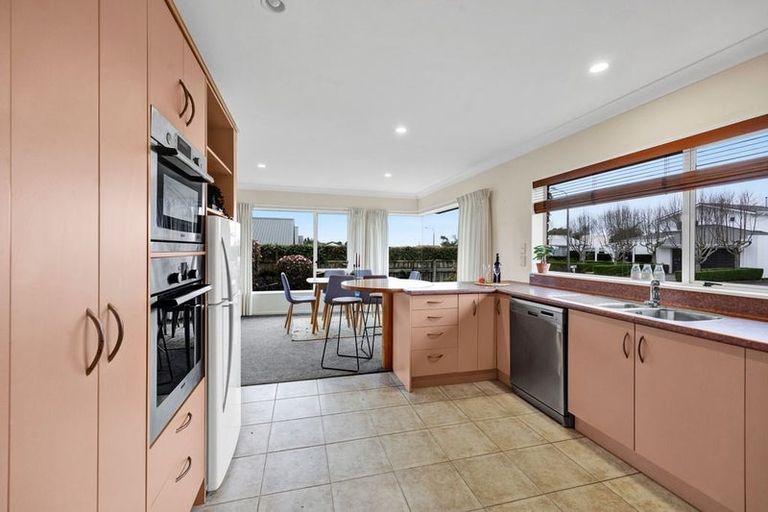 Photo of property in 18 Kinross Drive, Merrilands, New Plymouth, 4312