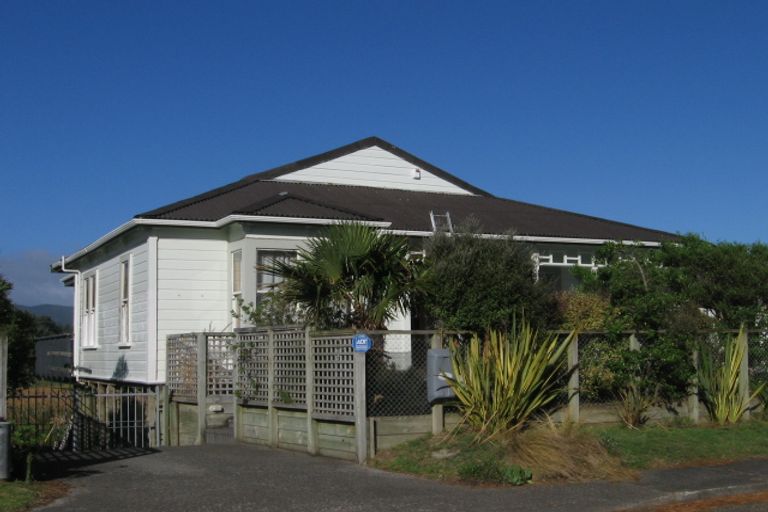 Photo of property in 19 Freyberg Crescent, Waikanae Beach, Waikanae, 5036