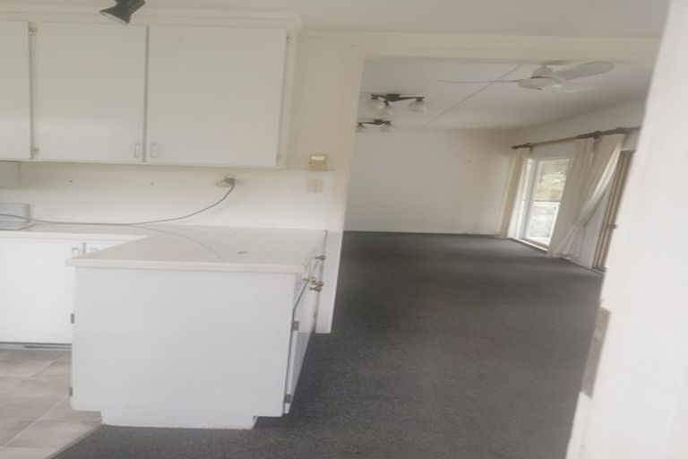 Photo of property in 244 Boord Crescent, Kumeu, 0891