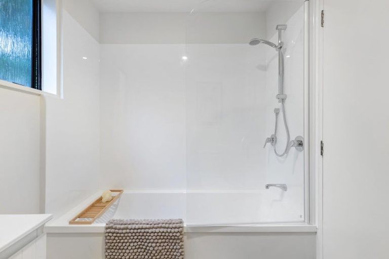 Photo of property in 17b Wynyard Crescent, Fernhill, Queenstown, 9300