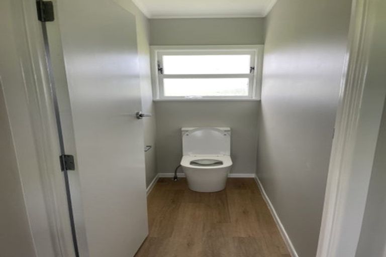 Photo of property in 32 Canal Road West, Waitakaruru, Ngatea, 3576