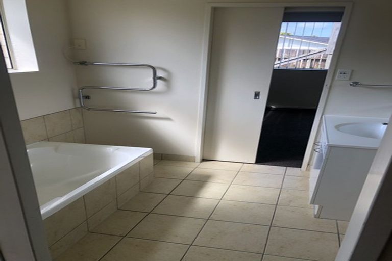 Photo of property in 18 Ranch Place, Pukekohe, 2120