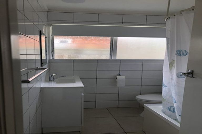 Photo of property in 52 Buscomb Avenue, Henderson, Auckland, 0610