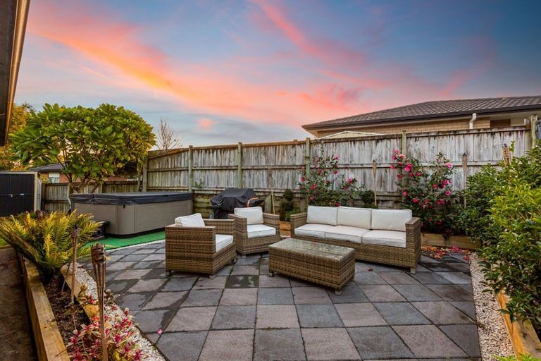 Photo of property in 12 Nirmal Place, Sunnyvale, Auckland, 0612