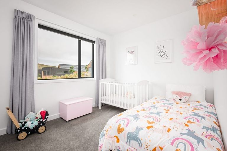 Photo of property in 2 Ridgeway Place, Richmond Hill, Christchurch, 8081