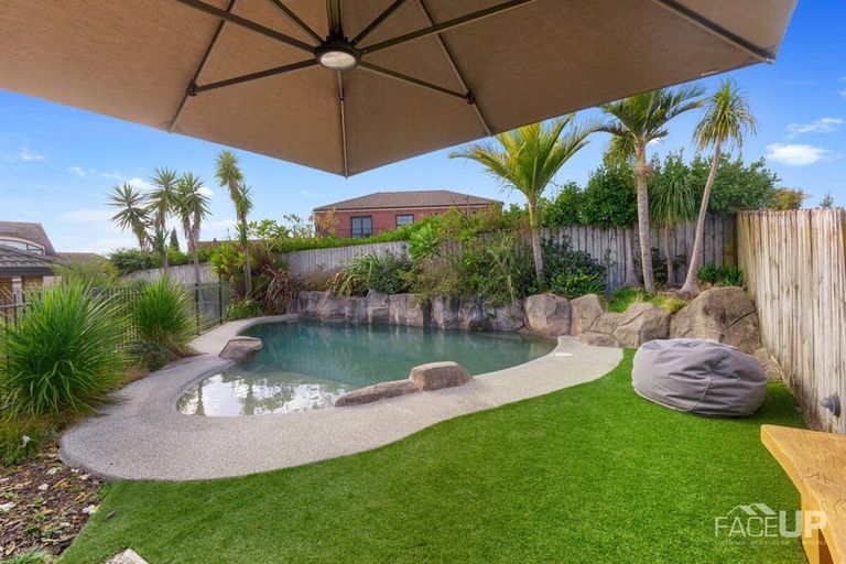 Photo of property in 18 Rosetti Rise, West Harbour, Auckland, 0618