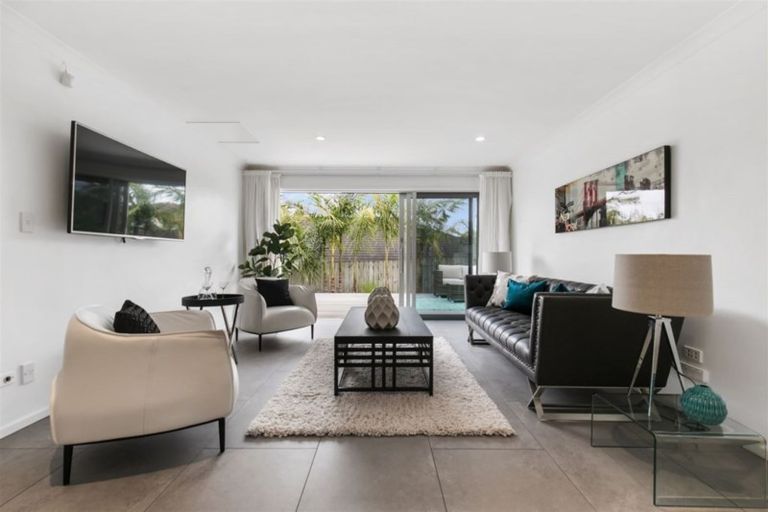 Photo of property in 6 Canonbie Place, East Tamaki Heights, Auckland, 2016