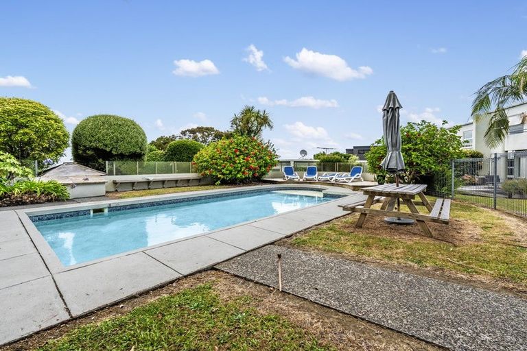 Photo of property in 3/18 Parr Terrace, Castor Bay, Auckland, 0620