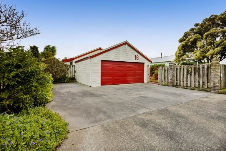 Photo of property in 16 Heaphy Road, Opunake, 4616