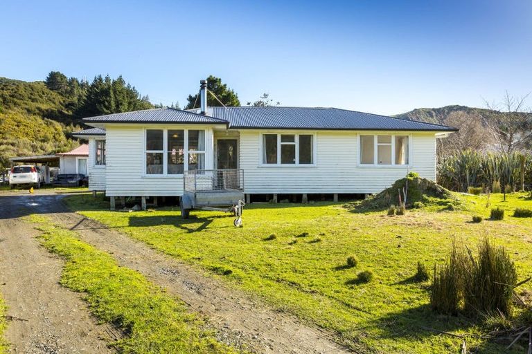 Photo of property in 147 Upper Fitzherbert Road, Wainuiomata, 5373