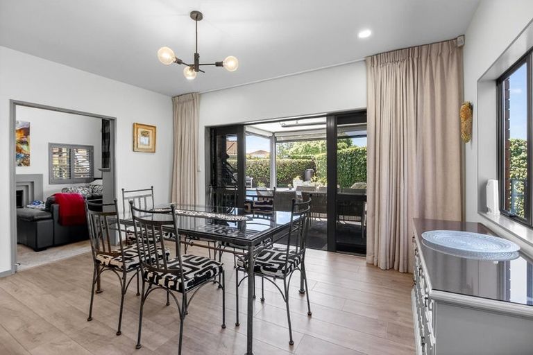 Photo of property in 28 Connemara Court, West Harbour, Auckland, 0618
