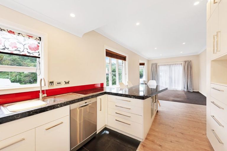 Photo of property in 55 Hungerford Road, Houghton Bay, Wellington, 6023