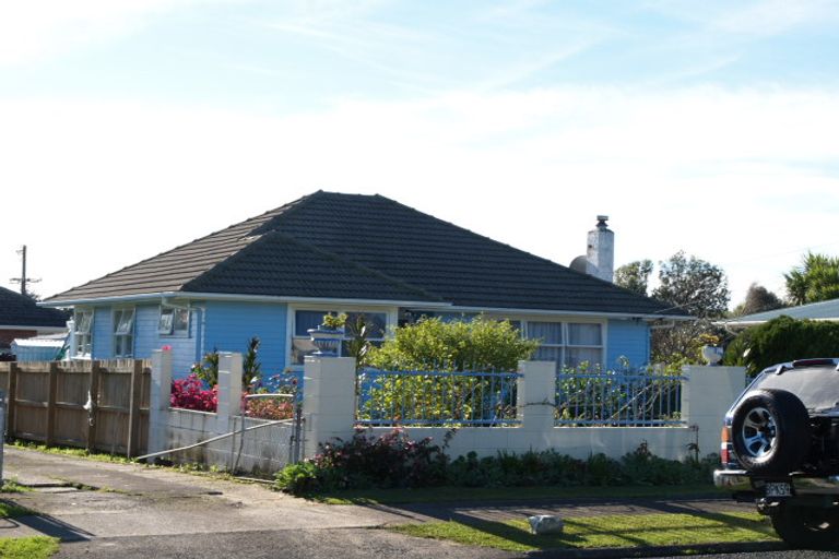 Photo of property in 16 Raglan Street, Mangere East, Auckland, 2024