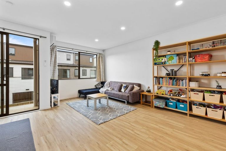 Photo of property in 5 Bloom Crescent, Sunnyvale, Auckland, 0612