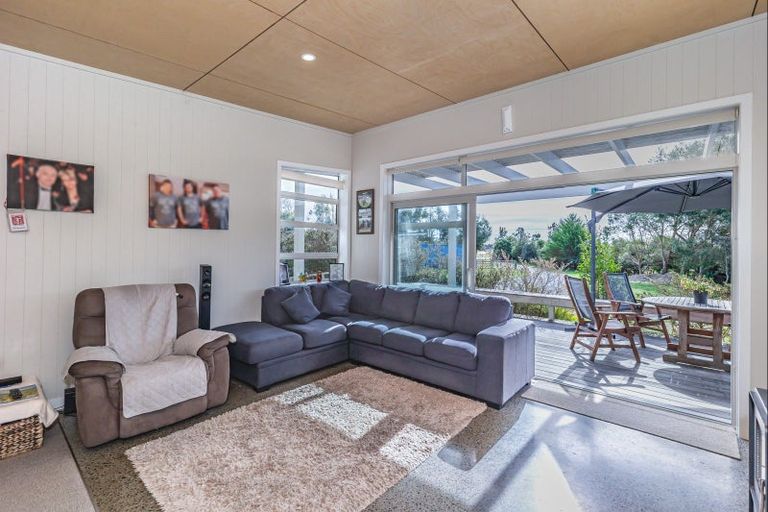 Photo of property in 3 Takapu Road, Manakau, Levin, 5573