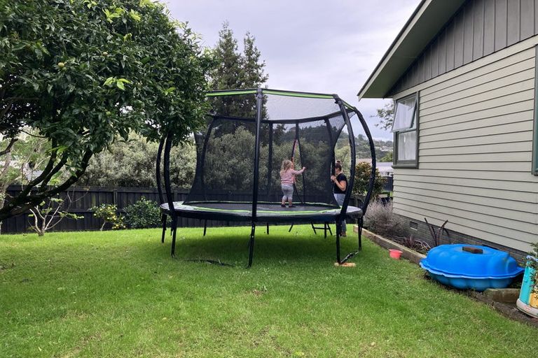 Photo of property in 76 Lauderdale Road, Birkdale, Auckland, 0626