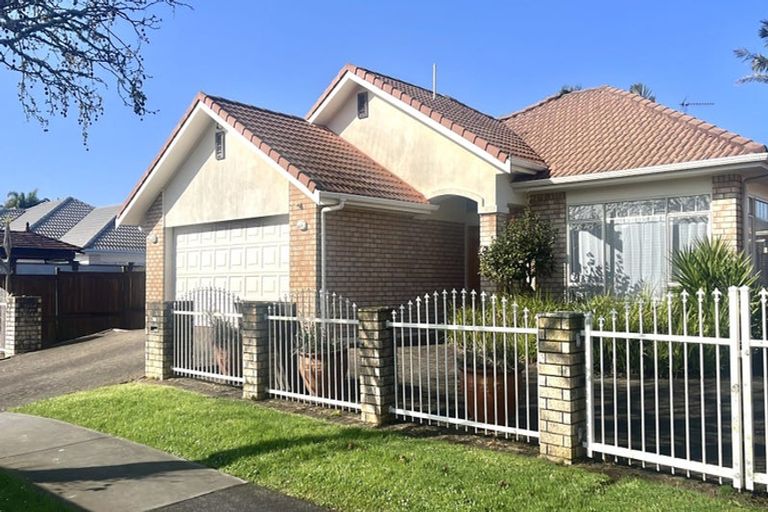 Photo of property in 14 Corta Bella Place, Golflands, Auckland, 2013