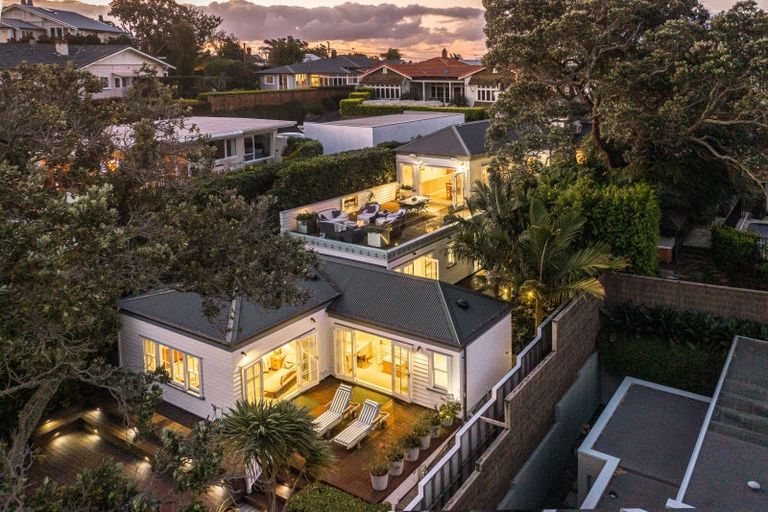 Photo of property in 13 Stanley Point Road, Stanley Point, Auckland, 0624