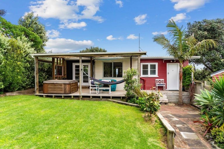 Photo of property in 3 Kelly Street, Baylys Beach, Dargaville, 0377