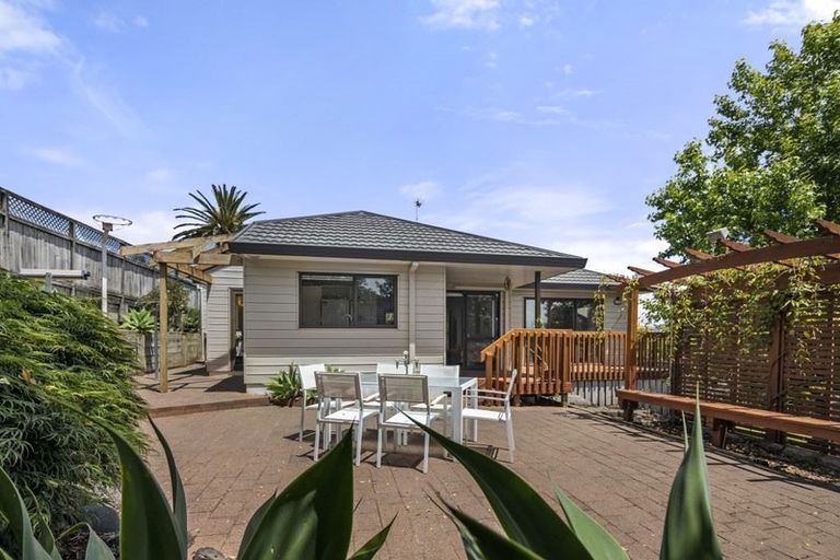 Photo of property in 14 Mandeville Place, Unsworth Heights, Auckland, 0632